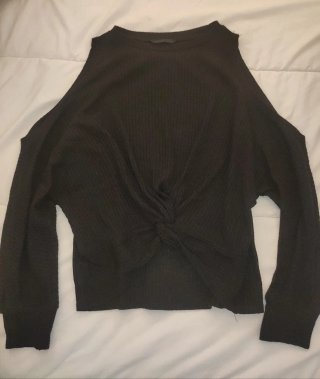 Camiseta negra con nudo frontal