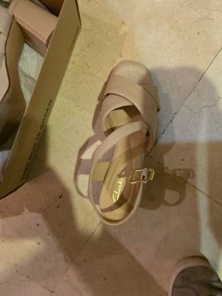 Zapatos de tacón beige para mujer