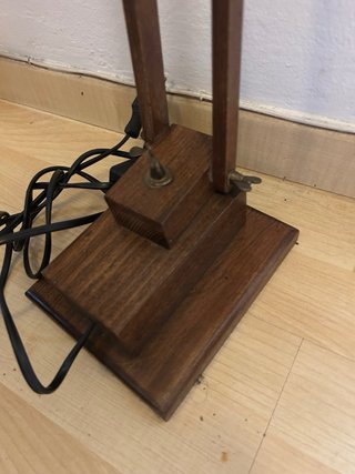 Preciosa lámpara de mesa de madera y pergamino.