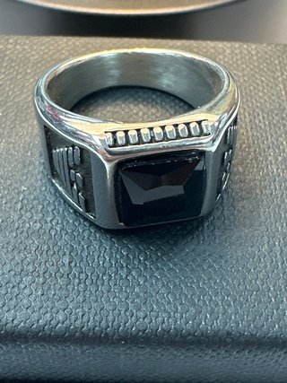Anillo acero plateado con piedra negra cuadrada T17