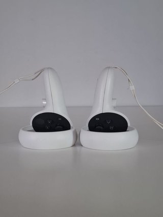 Meta Quest 2 VR Headset e Controller