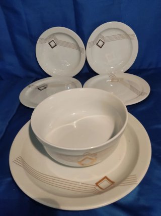 Vajilla de porcelana con diseño dorado