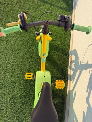 Bicicleta infantil amarilla y verde