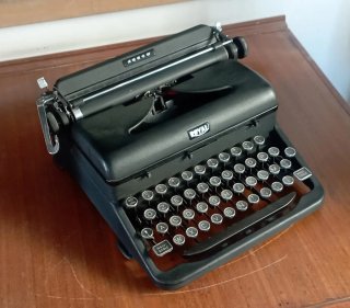 Macchina da scrivere Royal vintage