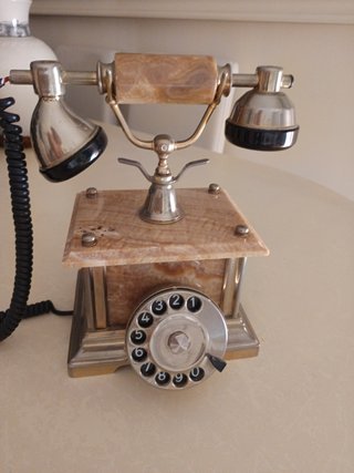 Teléfono antiguo de sobremesa con dial ll