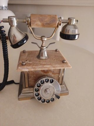 Teléfono antiguo de sobremesa con dial ll
