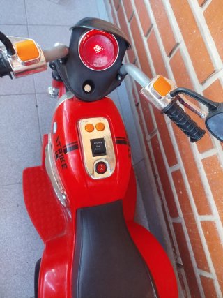 Moto a batería para niños roja