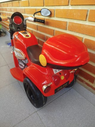 Moto a batería para niños roja