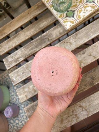 Maceta de piedra rosa con cara