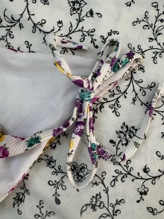 Bikini floral morado y amarillo