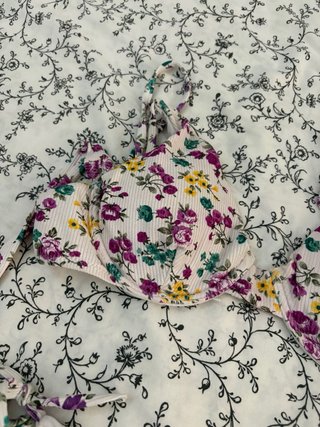 Bikini floral morado y amarillo