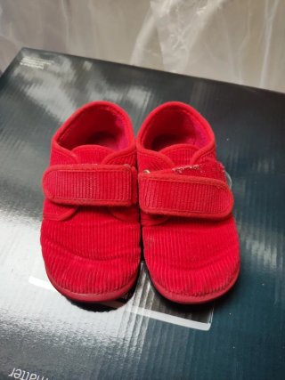 Zapatillas bebé rojas talla 23