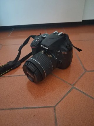 Cámara Nikon Negra y Amarilla