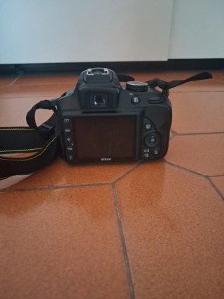Cámara Nikon Negra y Amarilla