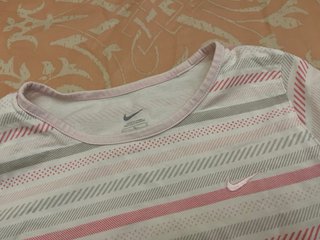 Camiseta Nike Rayas Rosas y Grises