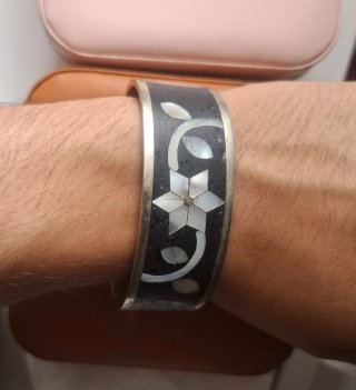 Pulsera rígida mosaico flor madreperla. Artesanía.