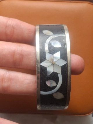 Pulsera rígida mosaico flor madreperla. Artesanía.