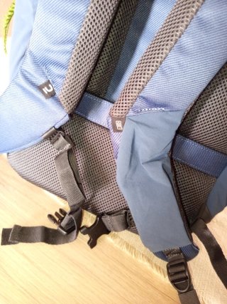 Mochila Quechua Azul y Negra