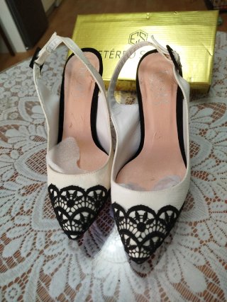 Zapatos de vestir blancos y negros sin estrenar