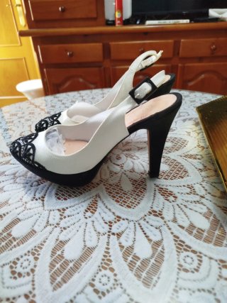Zapatos de vestir blancos y negros sin estrenar