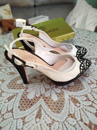 Zapatos de vestir blancos y negros sin estrenar