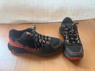 Botas de montaña Mountain Pro negras y rojas
