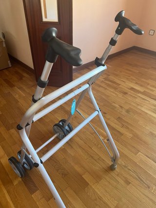Andador de adulto nuevo con etiquetas