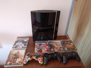 PlayStation 3 con 5 juegos y 3 mandos