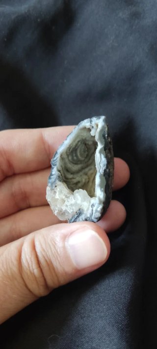 Mineral con cristales