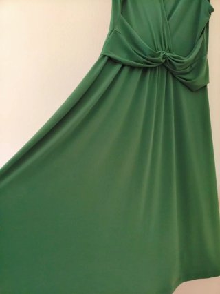 Vestido largo verde con caída
