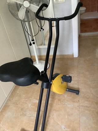 Bicicleta estática negra y amarilla