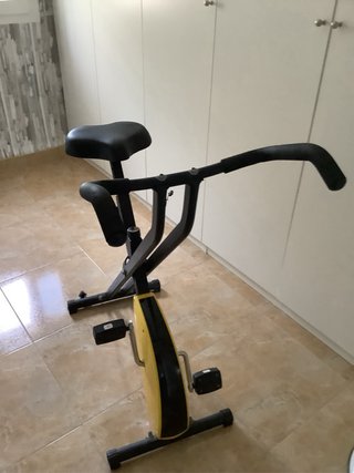 Bicicleta estática negra y amarilla