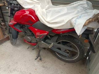 Moto roja estilo naked