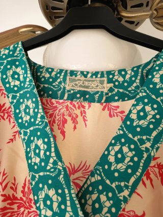 Vestido Guess estampado floral. Mangas murciélago.