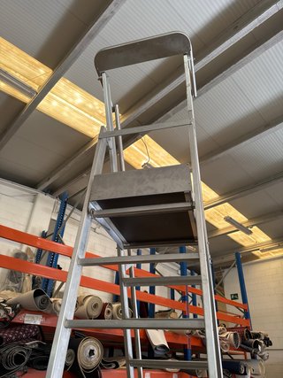 Escalera industrial con plataforma