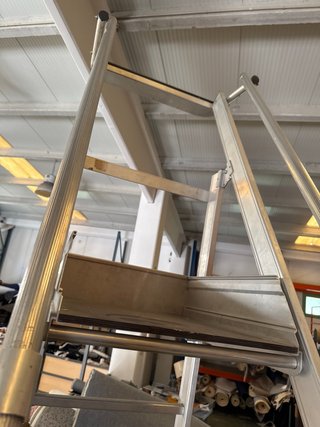 Escalera industrial con plataforma