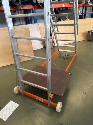 Escalera industrial con plataforma