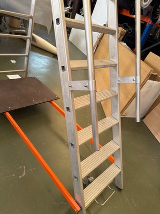 Escalera industrial con plataforma