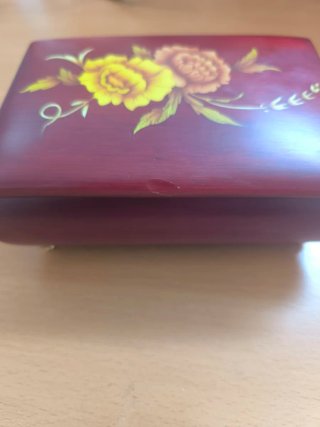Joyero musical con flores pintadas