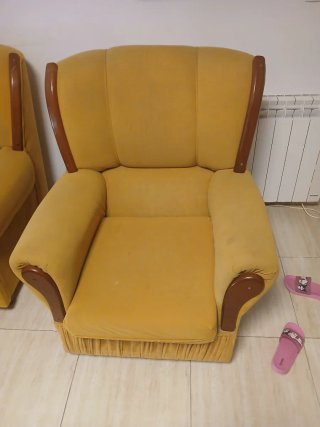 Sofá de tela amarillo