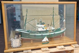 Maqueta Barco Pesca Marina II con vitrina  cristal