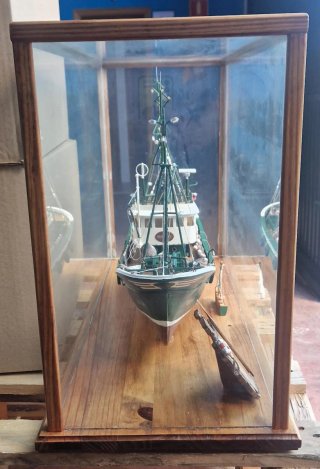 Maqueta Barco Pesca Marina II con vitrina  cristal