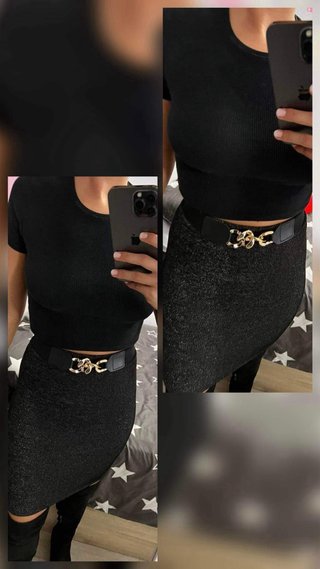 Falda tubo negra con efecto brillante.
