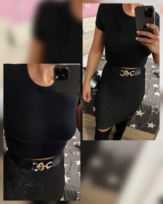 Falda tubo negra con efecto brillante.