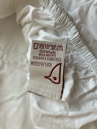 Juego de sábanas blancas con bordado floral