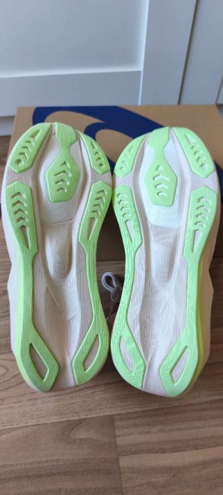 Asics Novablast 6 Beige/Verde Talla 45