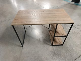 3 mesas escritorio con estanterías madera y metal.