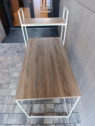 3 mesas escritorio con estanterías madera y metal.