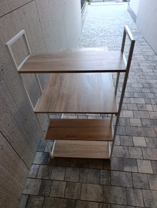 3 mesas escritorio con estanterías madera y metal.