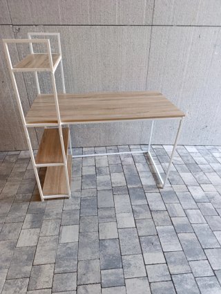 3 mesas escritorio con estanterías madera y metal.